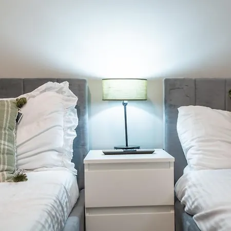River View - Triplex Penthouse - Sleeps 14 Λιντς
