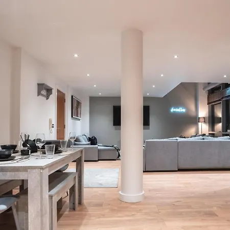 River View - Triplex Penthouse - Sleeps 14 * Λιντς
