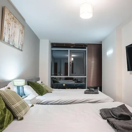 River View - Triplex Penthouse - Sleeps 14 Λιντς