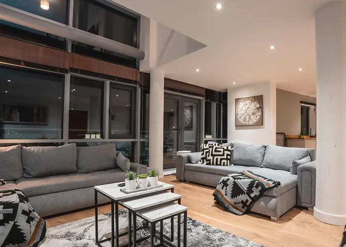 River View - Triplex Penthouse - Sleeps 14 *