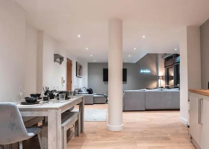 River View - Triplex Penthouse - Sleeps 14 * Leeds (West Yorkshire)