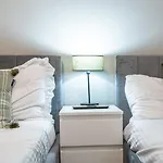 River View - Triplex Penthouse - Sleeps 14 Leeds (West Yorkshire)